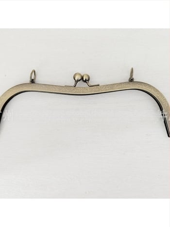 Αξεσουάρ για τσάντες με σκελετό με οπή βιδωτής, 27 κοιλότητες στη μέση και embossed κυκλική κεφαλή bead, σχέδιο bucket-ear. Υλικό: σίδηρος. Κωδικός προϊόντος: 000306. Haowen luggage accessories factory. Φθινοπωρο 2024. Αξεσουάρ για τσάντες.