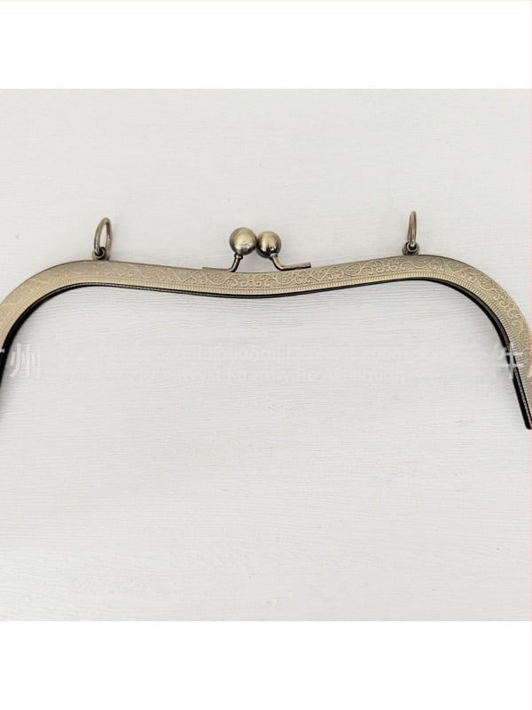 Αξεσουάρ για τσάντες με σκελετό με οπή βιδωτής, 27 κοιλότητες στη μέση και embossed κυκλική κεφαλή bead, σχέδιο bucket-ear. Υλικό: σίδηρος. Κωδικός προϊόντος: 000306. Haowen luggage accessories factory. Φθινοπωρο 2024. Αξεσουάρ για τσάντες.