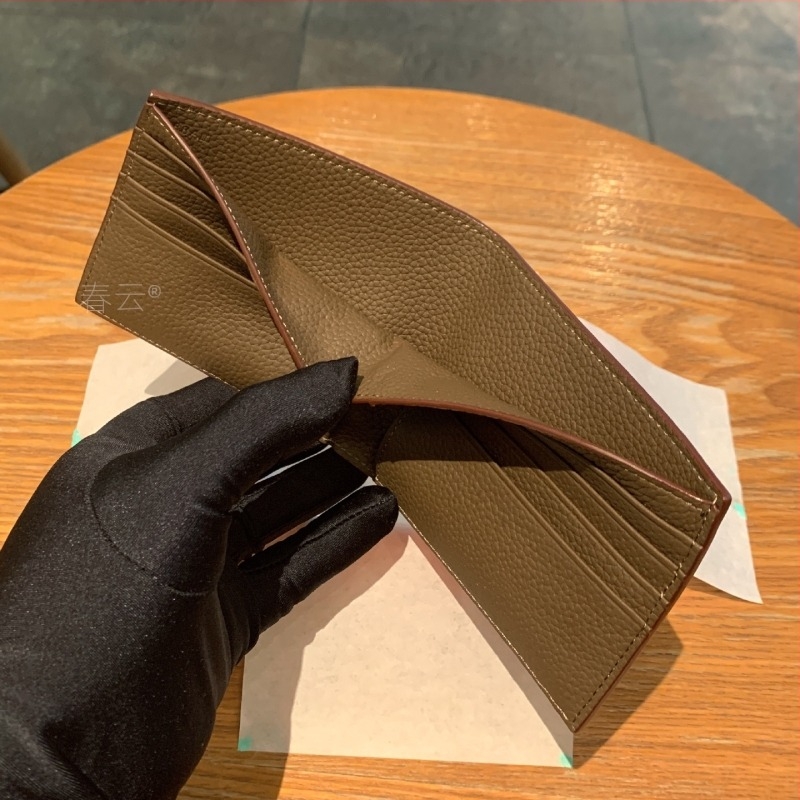 Spring clouds πορτοφόλι δέρματος με μοτίβο lychee, βιφολντ με ενσωματωμένη θήκη καρτών, λεπτός σχεδιασμός, κυκλοφόρησε φθινόπωρο 2025