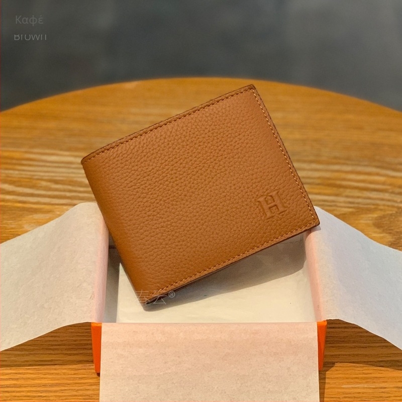 Spring clouds πορτοφόλι δέρματος με μοτίβο lychee, βιφολντ με ενσωματωμένη θήκη καρτών, λεπτός σχεδιασμός, κυκλοφόρησε φθινόπωρο 2025