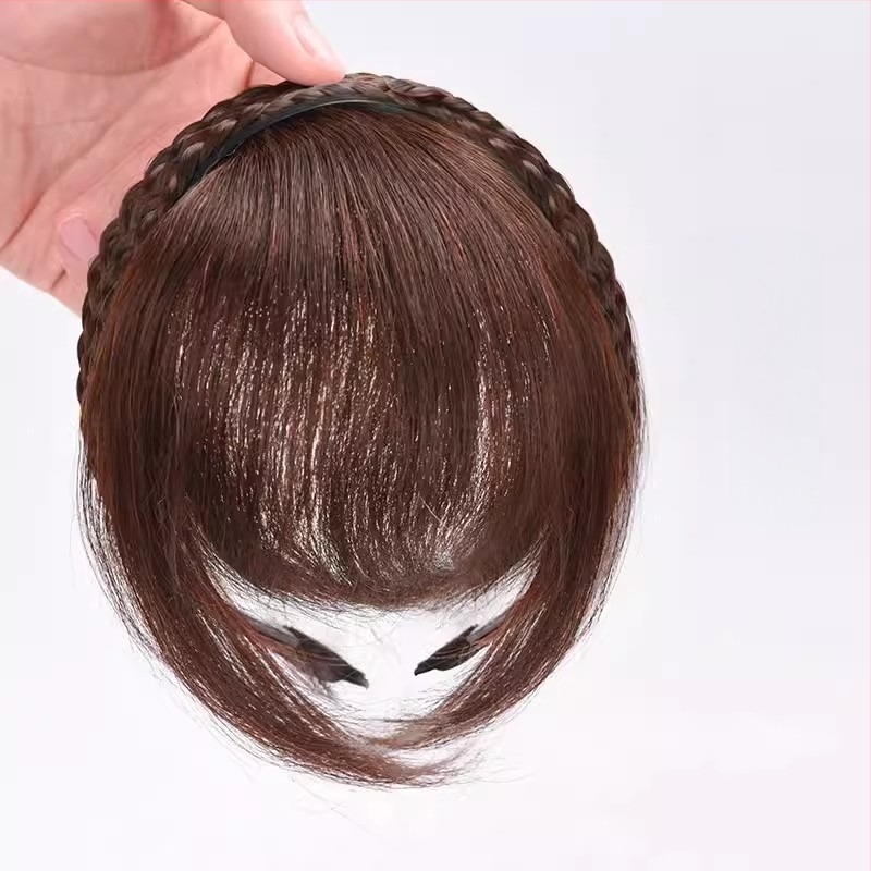 Περούκα με διπλό πλέγμα headband και φράντζες — θερμοανθεκτικές ίνες, κατασκευή με μηχανισμό, κατάλληλη για γυναίκες, οι φράντζες ευθυγραμμίζονται ή κλίνουν, χωρίς περμανάντ ή βαφή