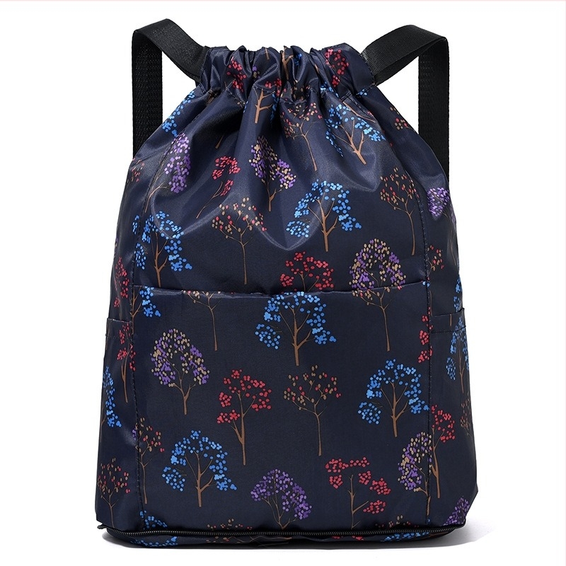 Σακίδιο με κορδόνι σε αστικό στυλ από Oxford ύφασμα, με εσωτερικό θήκη με φερμουάρ και πολυεστερική επένδυση, διπλώνεται για αποθήκευση