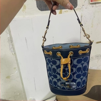 Γυναικεία δερμάτινη τσάντα Dempsey με κορδόνι, κυλινδικού σχήματος bucket bag, εσωτερική θήκη για κινητό, επένδυση πολυεστέρα, Κυκλοφορία Άνοιξη 2024