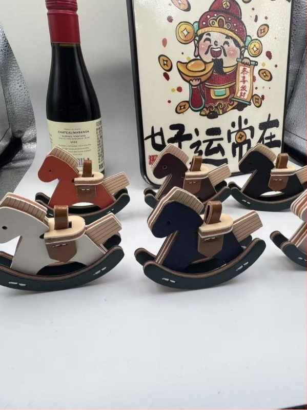 Κρεμαστό για τσάντα – Mini PU δερμάτινο κουνιστό άλογο, διακοσμητικό, ελαφρύ, Trojan μοτίβο, Άνοιξη 2025