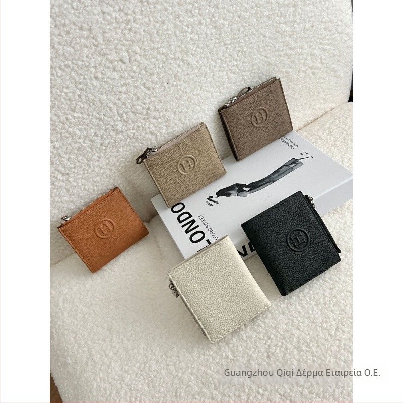 Γυναικείο πορτοφόλι από γνήσιο δέρμα, δύο διπλώματα, επένδυση καμβά, μοτίβο γράμματος