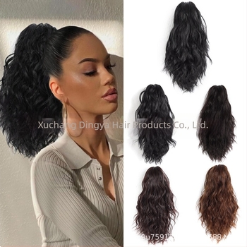 Επέκταση αλογοουράς με μεγάλο κλιπ, σγουρή ψηλή αλογοουρά, θερμοανθεκτικές συνθετικές ίνες; μπορεί να βαφτεί και να περμανθεί.