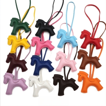 PU δερμάτινο κρεμαστό με μοτίβο αλόγου — Χειροποίητο, στυλ αξεσουάρ για τσάντες και αυτοκίνητα, Άνοιξη 2025