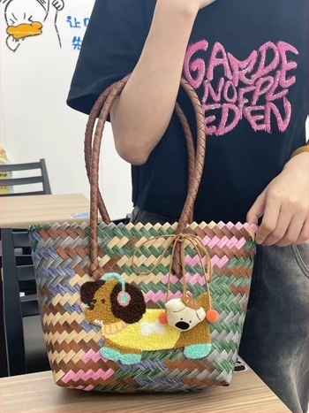 Πλεκτή PVC τσάντα χεριού, οβάλ παραλιακή τσάντα με ανοιχτή τσέπη, φρέσκο και γλυκό στυλ, PP επένδυση, καλοκαίρι 2024