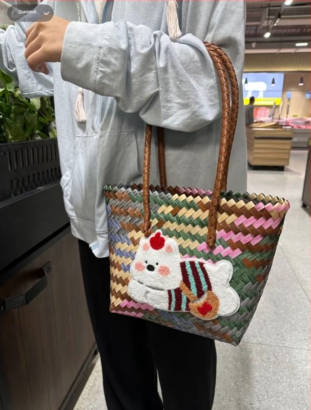 Πλεκτή PVC τσάντα χεριού, οβάλ παραλιακή τσάντα με ανοιχτή τσέπη, φρέσκο και γλυκό στυλ, PP επένδυση, καλοκαίρι 2024