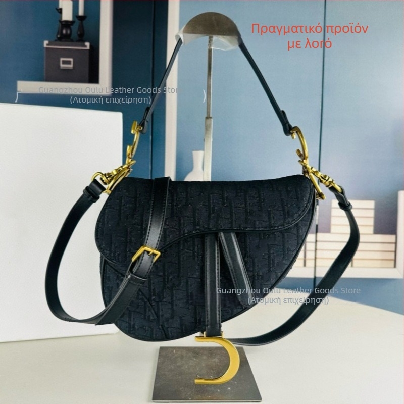 Saddle bag από γνήσιο δέρμα, κεντημένο σχέδιο, κλείσιμο με κορδάνι και αγκράφα, εσωτερικό με φερμουάρ
