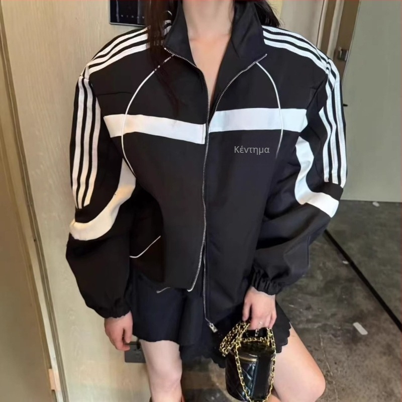 Γυναικείο oversized τζάκετ σε στυλ μπεϊζμπολ με πάνελ επενδύσεις και αθλητικό καθημερινό ύφος