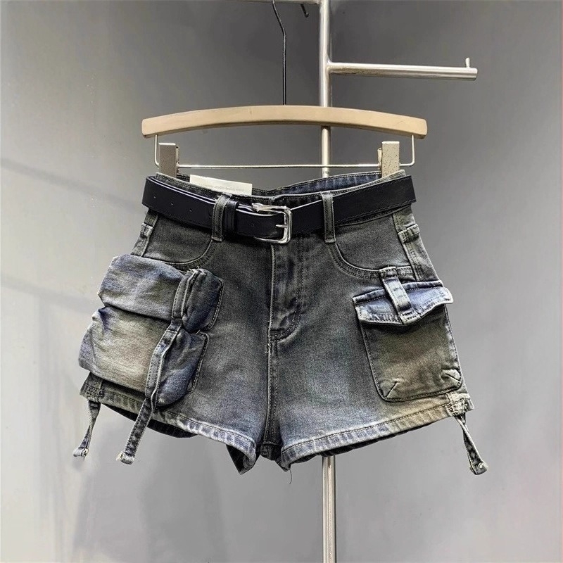 Γυναικείο τζιν σορτς σε αμερικανικό street style, ίσια-ευρεία γραμμή, πλυμένο vintage φινίρισμα, πολλές τσέπες, στυλ εργασιακού ρούχου, καλοκαίρι