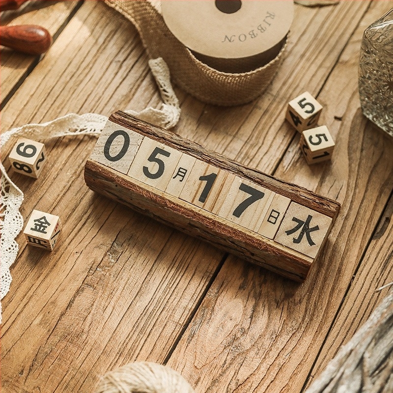 Ρετρό ξύλινο ημερολόγιο γραφείου – διακοσμητικό αντικείμενο για φωτογράφιση