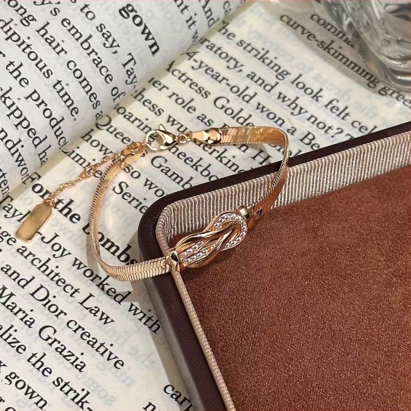 Μινιμαλιστικό βραχιόλι με αγκράφα σε σχήμα αλόγου – γαλλική κομψότητα, κλασικό στυλ, ελαφρύς πολυτελής πλεκτός σχεδιασμός