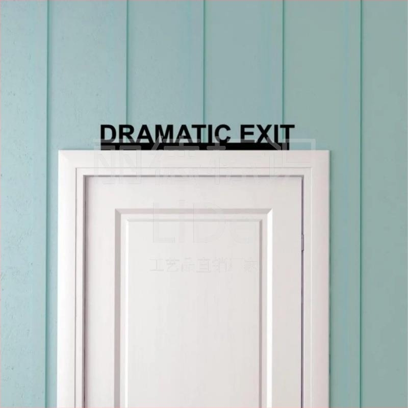 Μεταλλικό διακοσμητικό με αγγλικά γράμματα για πλαίσιο πόρτας και πάνω μέρος της πόρτας – δραματικό μεταλλικό έργο