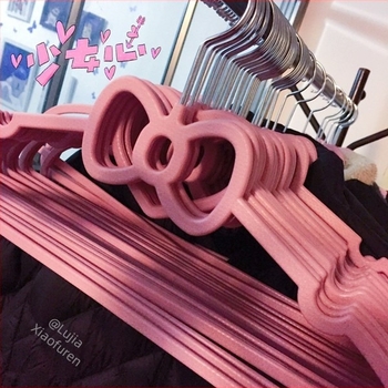 Ροζ πλαστική κρεμάστρα ρούχων με μοτίβο καρδιάς και φιόγκο, αντιολισθητική, μήκος 40 cm