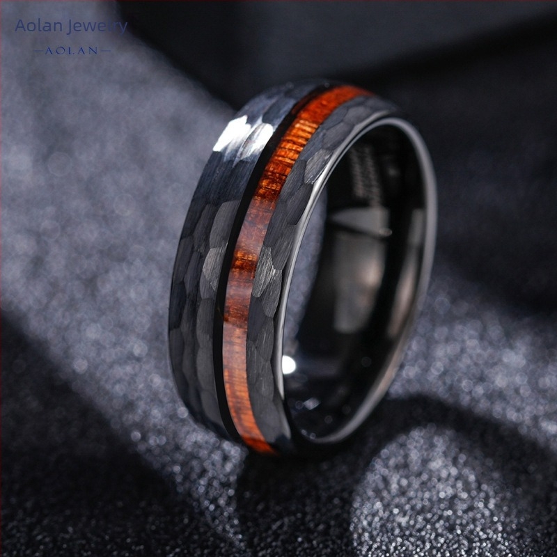 Μινιμαλιστικό ανδρικό δαχτυλίδι από tungsten carbide με υφή χτυπήματος και ένθετο από καρβονισμένο ξύλο ακακίας, χαραγμένο