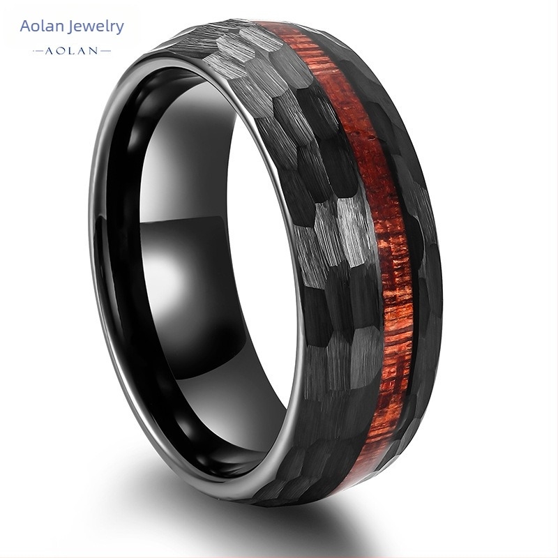 Μινιμαλιστικό ανδρικό δαχτυλίδι από tungsten carbide με υφή χτυπήματος και ένθετο από καρβονισμένο ξύλο ακακίας, χαραγμένο