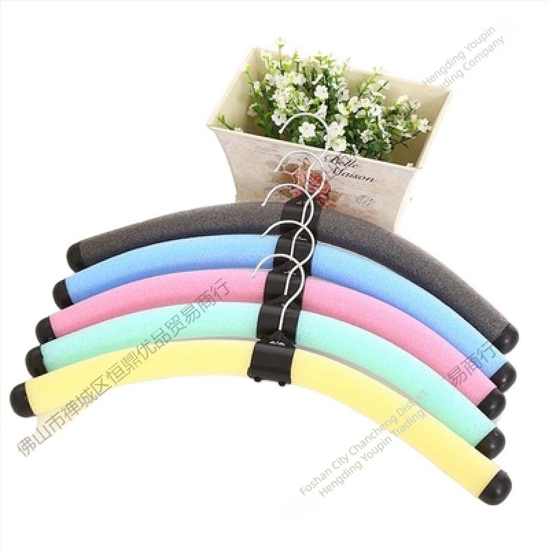Παιδικές πολύχρωμες αφρώδεις κρεμάστρες ρούχων, εύκαμπτες και ευέλικτες