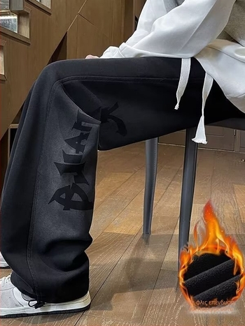 Ανδρικά παντελόνια αθλητικά με fleece επένδυση για φθινόπωρο-χειμώνα, ελεύθερο ίσιο κόψιμο, οπτικά μακρύς και αδυνατισμένος σιλουέτα, καθημερινά παντελόνια