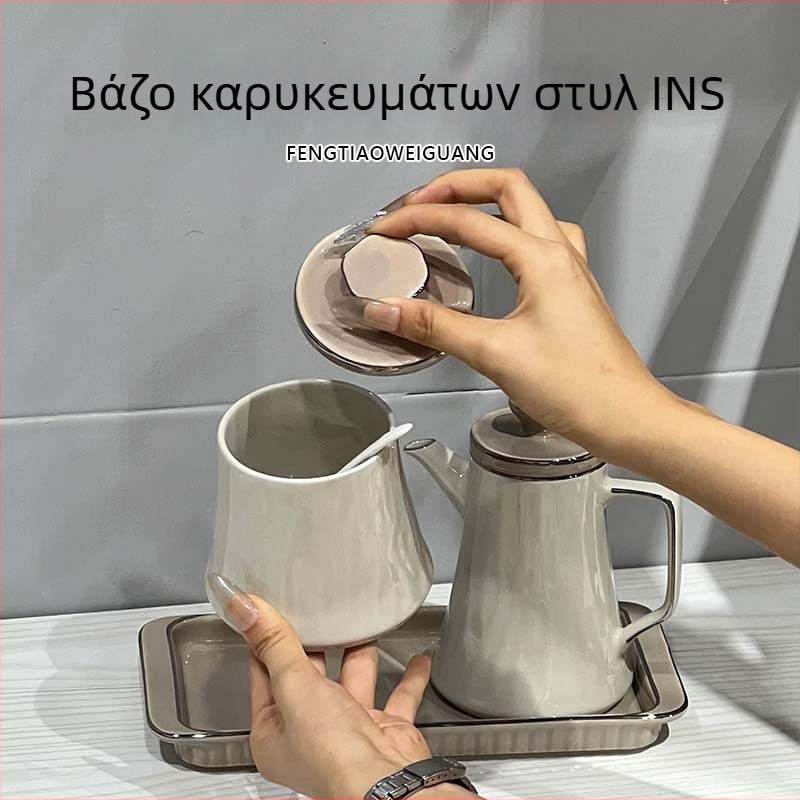 Σετ κεραμικά κουζίνας: αλατιέρα, πιπεριέρα, βάζα μπαχαρικών, μπουκάλι λαδιού και δίσκος