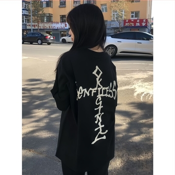 Γυναικείο μαύρο βαμβακερό κοντομάνικο T-shirt, χαλαρή γραμμή, στρογγυλή λαιμόκοψη, anime print, στυλ δρόμου, καλοκαίρι 2025.