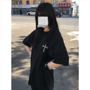 Γυναικείο μαύρο βαμβακερό κοντομάνικο T-shirt, χαλαρή γραμμή, στρογγυλή λαιμόκοψη, anime print, στυλ δρόμου, καλοκαίρι 2025.