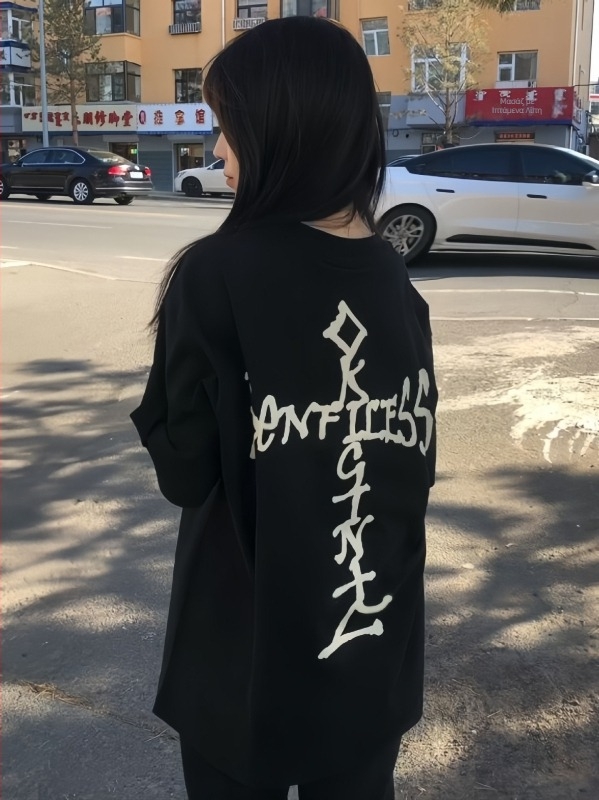 Γυναικείο μαύρο βαμβακερό κοντομάνικο T-shirt, χαλαρή γραμμή, στρογγυλή λαιμόκοψη, anime print, στυλ δρόμου, καλοκαίρι 2025.