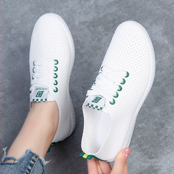 Λευκά γυναικεία sneakers 2025 καλοκαίρι, αναπνέοντα, ευέλικτα καθημερινά αθλητικά παπούτσια με μαλακή σόλα, χωρίς κορδόνια