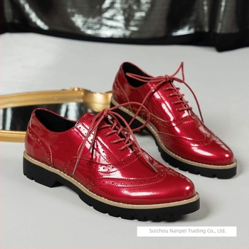 Γυναικείοι loafers με κορδόνια, μονόχρωμο φινίρισμα καθρέφτη