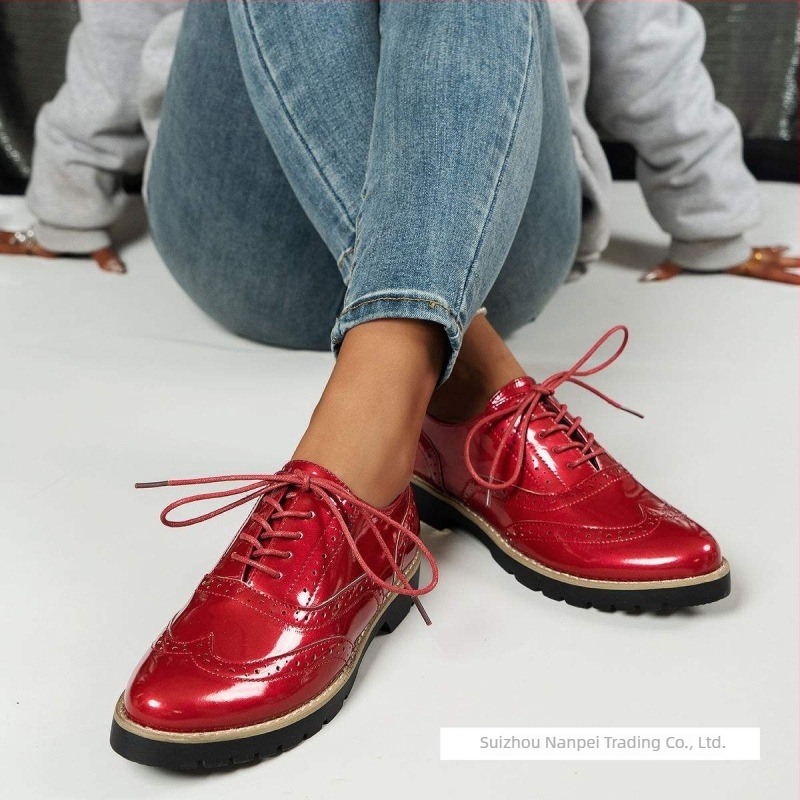 Γυναικείοι loafers με κορδόνια, μονόχρωμο φινίρισμα καθρέφτη