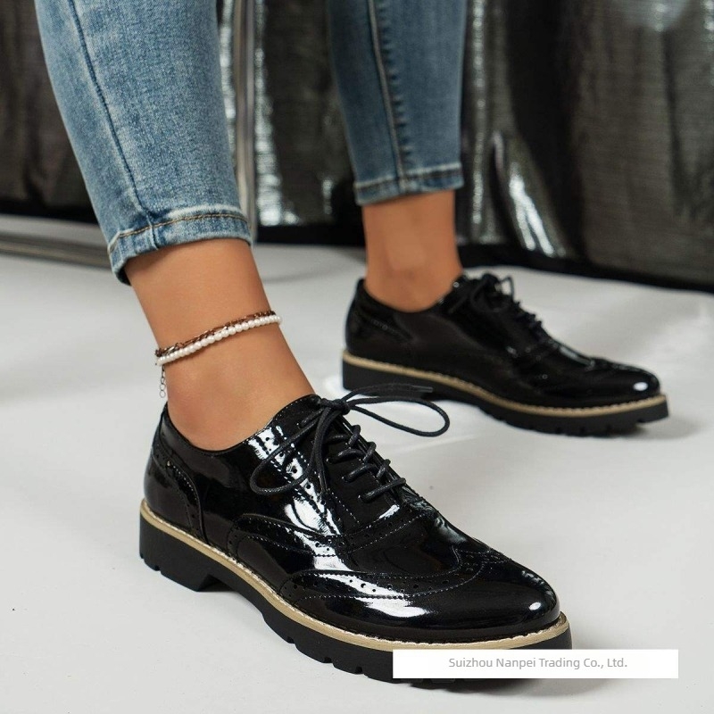 Γυναικείοι loafers με κορδόνια, μονόχρωμο φινίρισμα καθρέφτη
