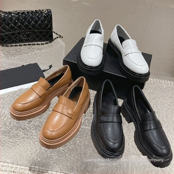 Γυναικείοι loafers σε γαλλικό στυλ με φαρδύ τακούνι, δερμάτινο επάνω, στρογγυλή μύτη, καθημερινή μόδα.