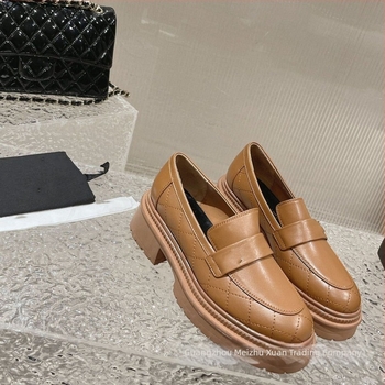Γυναικείοι loafers σε γαλλικό στυλ με φαρδύ τακούνι, δερμάτινο επάνω, στρογγυλή μύτη, καθημερινή μόδα.