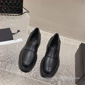 Γυναικείοι loafers σε γαλλικό στυλ με φαρδύ τακούνι, δερμάτινο επάνω, στρογγυλή μύτη, καθημερινή μόδα.