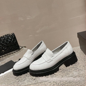 Γυναικείοι loafers σε γαλλικό στυλ με φαρδύ τακούνι, δερμάτινο επάνω, στρογγυλή μύτη, καθημερινή μόδα.