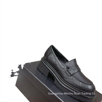 Γυναικείοι loafers σε γαλλικό στυλ με φαρδύ τακούνι, δερμάτινο επάνω, στρογγυλή μύτη, καθημερινή μόδα.