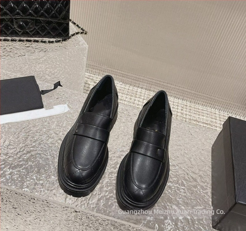 Γυναικείοι loafers σε γαλλικό στυλ με φαρδύ τακούνι, δερμάτινο επάνω, στρογγυλή μύτη, καθημερινή μόδα.