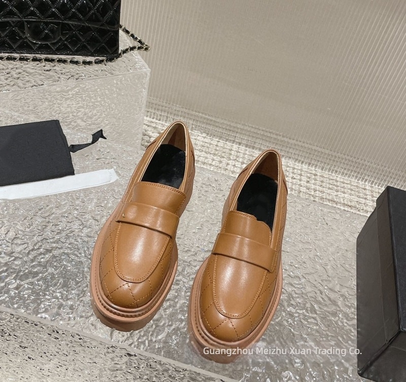 Γυναικείοι loafers σε γαλλικό στυλ με φαρδύ τακούνι, δερμάτινο επάνω, στρογγυλή μύτη, καθημερινή μόδα.