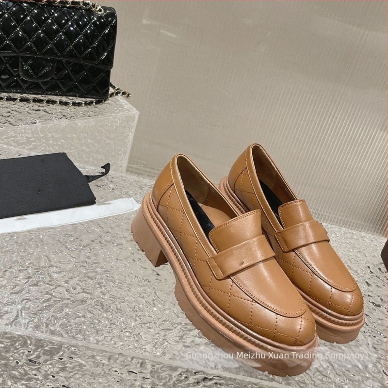 Γυναικείοι loafers σε γαλλικό στυλ με φαρδύ τακούνι, δερμάτινο επάνω, στρογγυλή μύτη, καθημερινή μόδα.