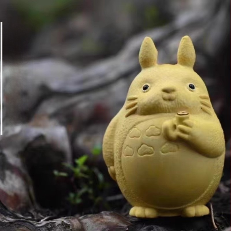 Ξύλινο διακοσμητικό γραφείου από χρυσό σανταλόδέντρο με μοτίβο ανεμόμυλου: Totoro, λαίμαργος χάμστερ και κακοκεφτό κιτρινό κοτοπουλάκι