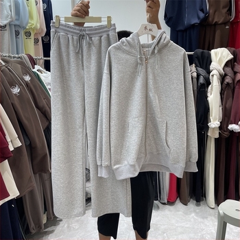 Γυναικείο φθινοπωρινό casual σετ δύο τεμαχίων: φούτερ με κουκούλα και ζακέτα, φαρδιά παντελόνια, μονόχρωμο