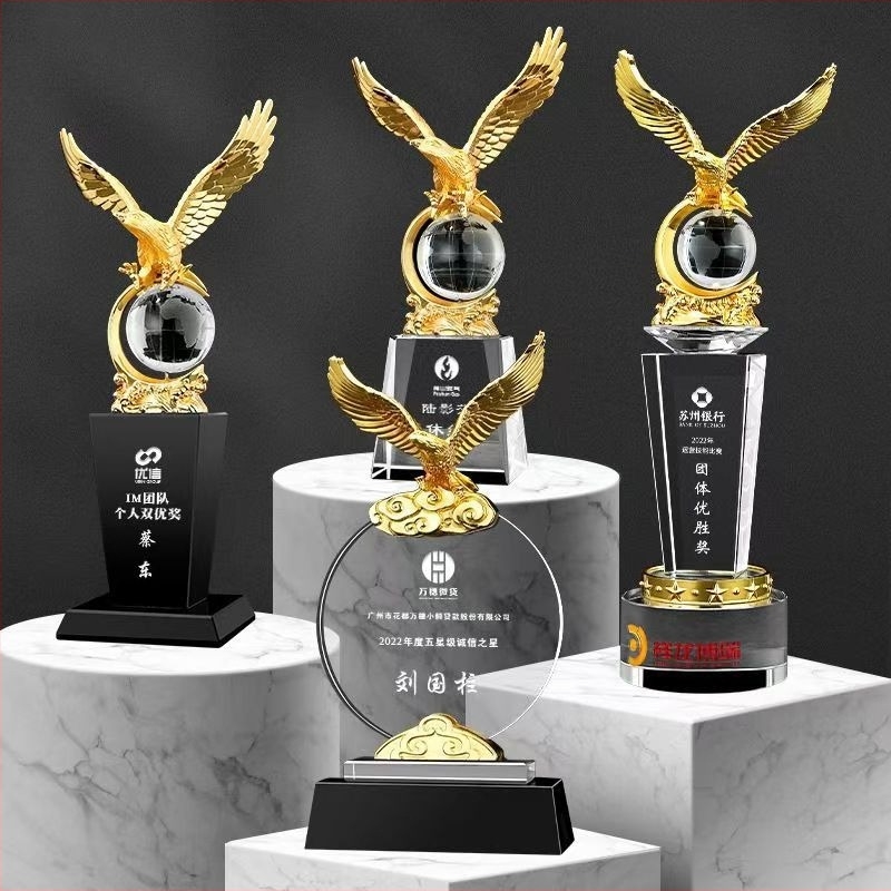 Golden Eagle Κρύσταλλο Τρόπαιο και Μετάλλιο, υψηλής ποιότητας εξατομικευμένα για αθλητικές εκδηλώσεις, διαγωνισμούς και ετήσιες συναντήσεις — σουβενίρ, διακοσμητικά δώρα με χαρακτική
