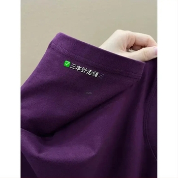 Ανδρικό T‑shirt από βαρύ βαμβάκι σε σκούρο δαμασκηνί χρώμα – κοντό μανίκι, μικρή λαιμόκοψη, ραφή με τρεις βελόνες, μονόχρωμο