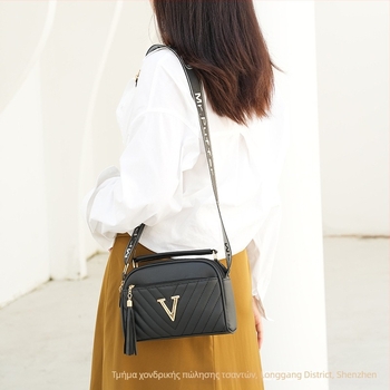 Γυναικεία crossbody τσάντα με ανάγλυφο σχέδιο, κομψή και ευέλικτη