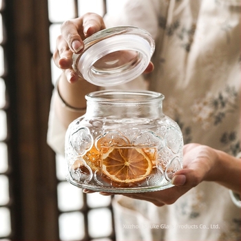 Διαφανής γυάλινος κάδος αποθήκευσης, 750 ml, με διακοσμητικό ανάγλυφο σχέδιο και αεροστεγές καπάκι, για δημητριακά και αποξηραμένη φλούδα μανταρινιού.
