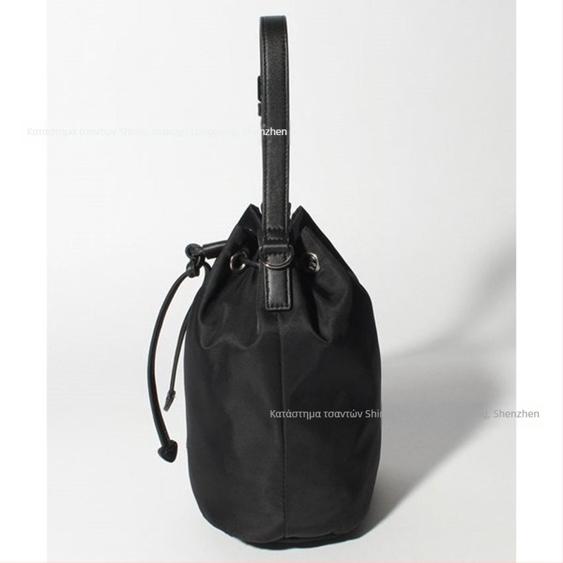 Γυναικεία τσάντα από νάιλον, bucket bag μεσαίου μεγέθους, street style, crossbody με κούμπωμα