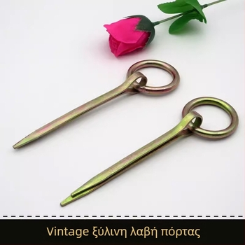 Κλασικά μεταλλικά εξαρτήματα πόρτας από ξύλο: γλωττίδα πόρτας, κυκλική λαβή με δαχτυλίδι, bolt πόρτας και λουκέτο