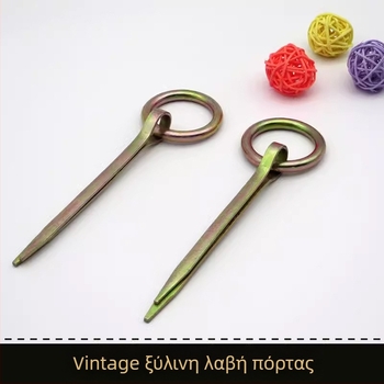 Κλασικά μεταλλικά εξαρτήματα πόρτας από ξύλο: γλωττίδα πόρτας, κυκλική λαβή με δαχτυλίδι, bolt πόρτας και λουκέτο