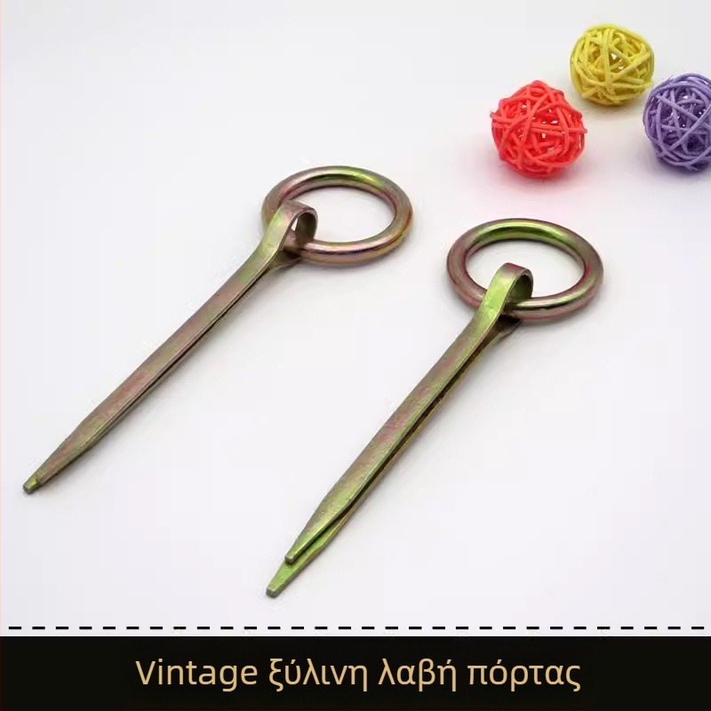 Κλασικά μεταλλικά εξαρτήματα πόρτας από ξύλο: γλωττίδα πόρτας, κυκλική λαβή με δαχτυλίδι, bolt πόρτας και λουκέτο